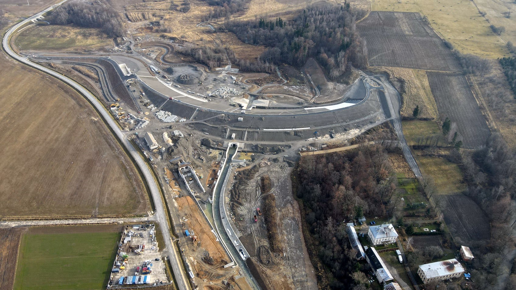 Budowa suchego zbiornika przeciwpowodziowego na potoku Goworówka miejscowość Roztoki Bystrzyckie